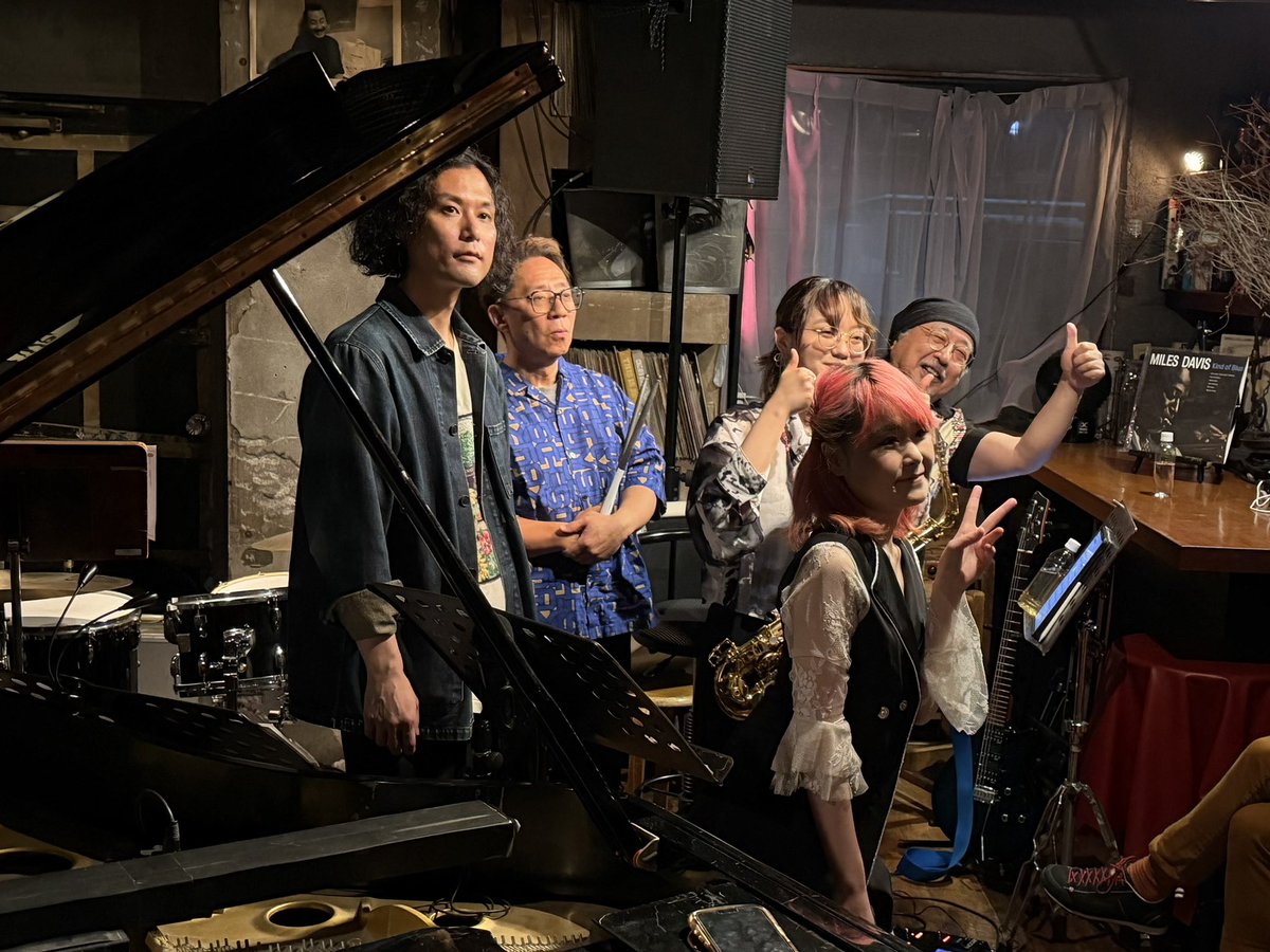 chulu2's tweet photo. 六本木Alfieで村越葵さんのLive。満員盛況。精鋭メンバーとアルバム収録曲・カバー曲で90分1セット。後半清水さんの抒情的な"星が瞬く"から"Windows""Stable Mates"、Ecの"One Finger Snap"の選曲が絶妙。アグレッシブさ増し増しで最高でした👍 #村越葵 #小川悦司 #R1SA #清水昭好 #岩瀬立飛 https://t.co/lGmW03qke7