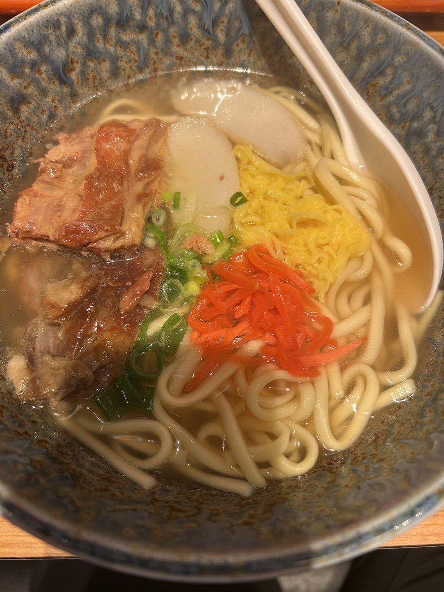 Tkh64d's tweet photo. 沖縄料理なんくるないさー
普通においしい沖縄そばです。オペレーションがゆるくて沖縄っぽい。(⬅️沖縄に失礼)
ごちそうさまでした。

#ソーキそば #麺料理 #沖縄料理 #秋葉原 https://t.co/lCHxhDTBXO
