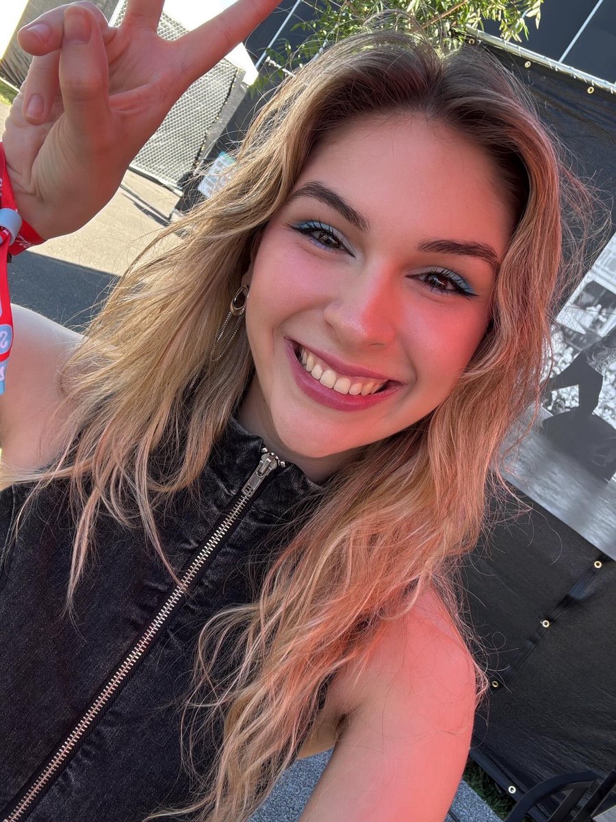 petalsfordany's tweet photo. When you’re in a prettiest smile in the world with the shiniest eyes competition but your opponent is Dany Villarreal https://t.co/4wTiWw4bil