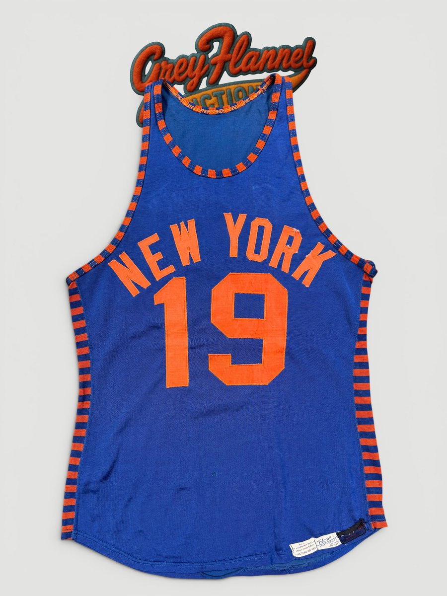GF_Auctions's tweet photo. Bid Now 👀 Circa 1950s NY Knicks Collection Consigned From Former Ball Boy https://t.co/NUK3ENFZru