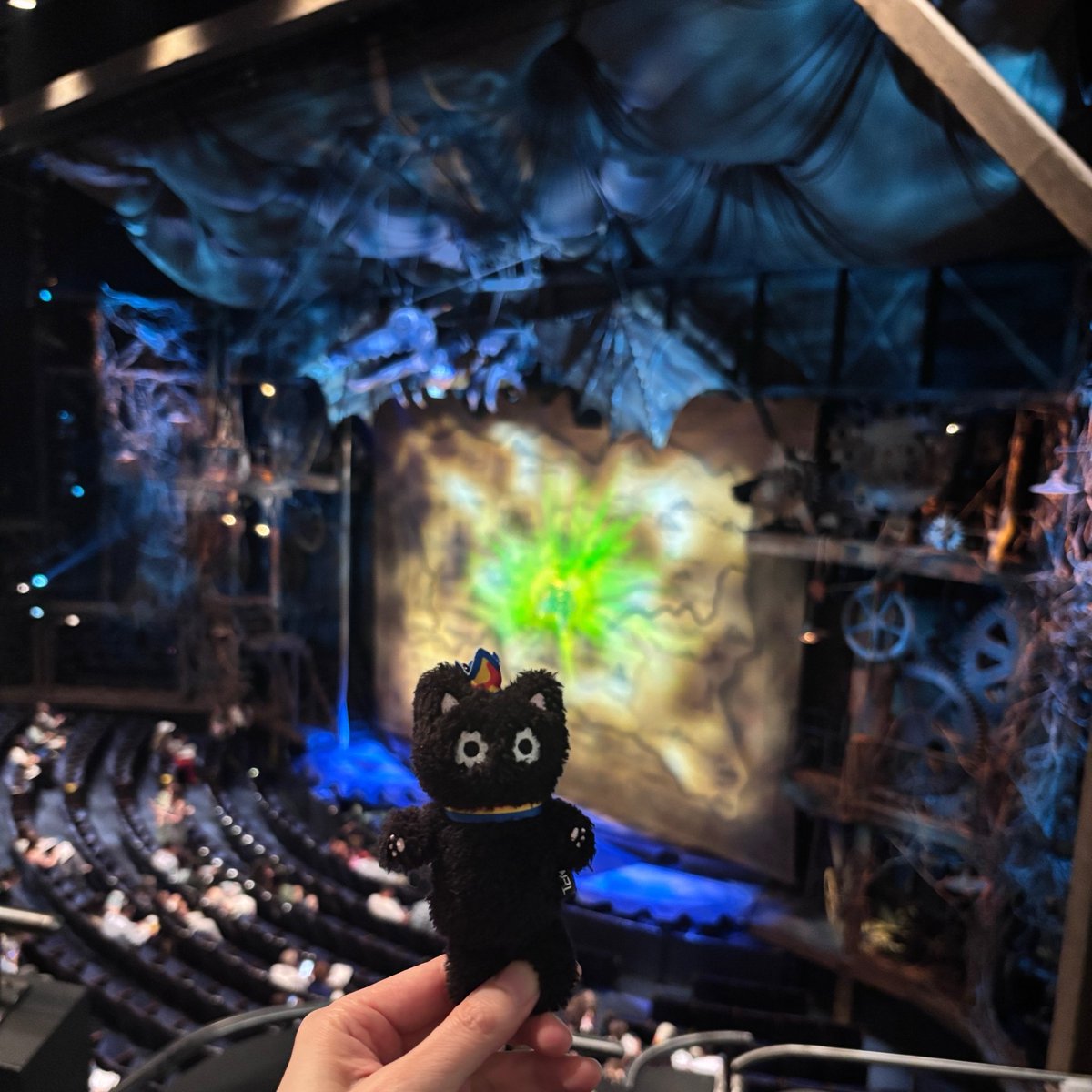 NctShu's tweet photo. アメリカ出張の合間に念願のブロードウェイへ
カヌレと一緒にWICKEDを鑑賞🧙‍♀️🐈‍⬛
公式のLotteryが当たって、55ドルで見れたラッキー✨ https://t.co/eF2v2d3o5j