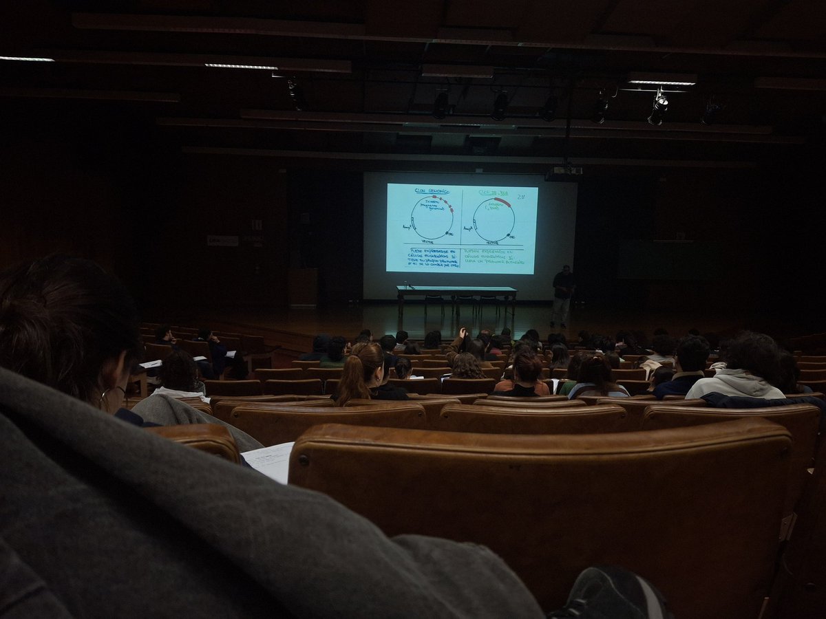 _Agus_Ap's tweet photo. el aura q tendria el aula magna de exactas cuando todavia se podia fumar en interiores https://t.co/gwQeoEgS8g