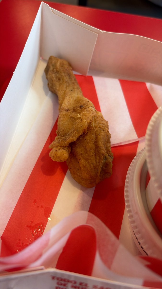 KARENSLZR1's tweet photo. @KFC_MEXICO @kfc Se pasan con sus piezas de pollo. https://t.co/u52wLmIzrD
