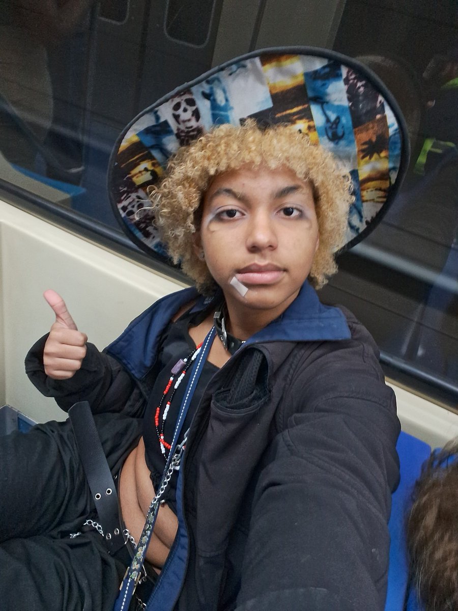 lostlyu's tweet photo. Meu look é autêntico (não tenho guarda-chuva) https://t.co/AC7rLZnETT