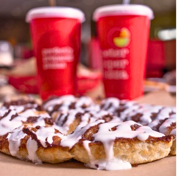 PeterPiper_SA's tweet photo. ✨ Our favorite pizza &amp; THIS! 🥹✨ 

Add our irresistible Cinnamon Crunch Dessert any time at Peter Piper Pizza! 🥮 #CinnamonCrunchDessert https://t.co/f9k7jj90Qe