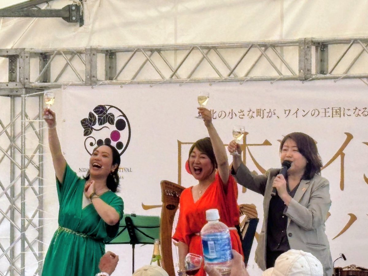 Snowl_Ensemble's tweet photo. 先週末はとても楽しい時間をありがとうございました！2日間ともたくさんのお客様と一緒に乾杯🥂今回はアイリッシュ音楽中心の構成。皆さんの手拍子・足踏みのおかげで会場のボルテージがどんどん高まっていきましたね‼️
#日本ワインフェスティバル
#岩手 #大迫 #花巻
#SnowlEnsemble #Snowl https://t.co/EOfL9uvgJO