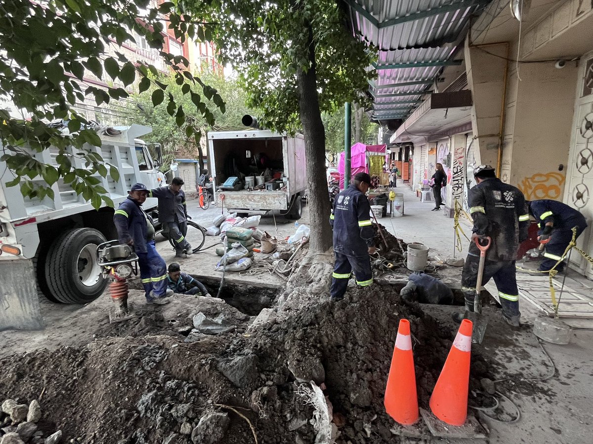 ISamayoa's tweet photo. ¡Impresionante! En Sabino 208, en Santa María la Ribera, obra ilegal y @GobCDMX @SACM_Oficial ya les cambiaron hasta el diámetro de la tubería del agua potable de manera expedita. @PAOTmx @inveacdmx @ClaraBrugadaM @metropolismx @AlcCuauhtemocMx @AlessandraRdlv @marianarmyt https://t.co/tQtrJTxusK