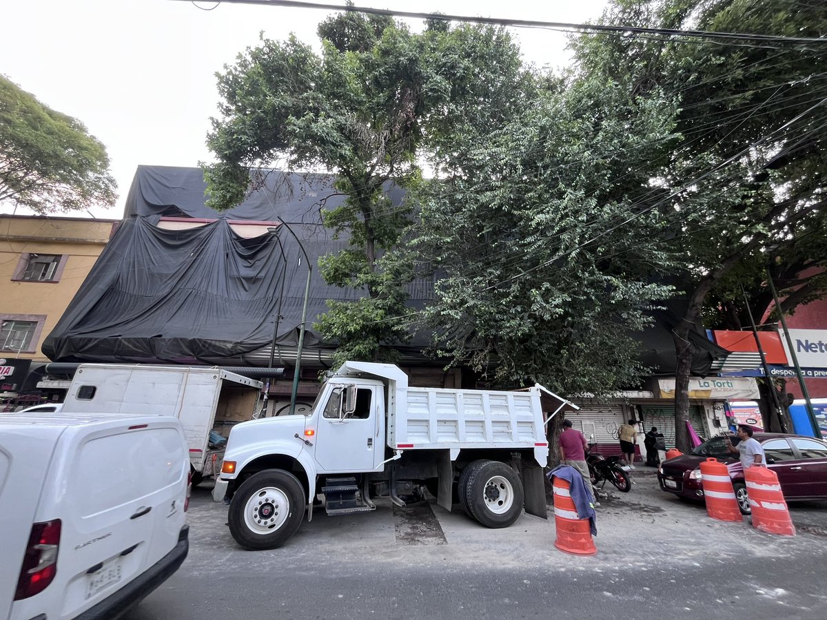 ISamayoa's tweet photo. ¡Impresionante! En Sabino 208, en Santa María la Ribera, obra ilegal y @GobCDMX @SACM_Oficial ya les cambiaron hasta el diámetro de la tubería del agua potable de manera expedita. @PAOTmx @inveacdmx @ClaraBrugadaM @metropolismx @AlcCuauhtemocMx @AlessandraRdlv @marianarmyt https://t.co/tQtrJTxusK