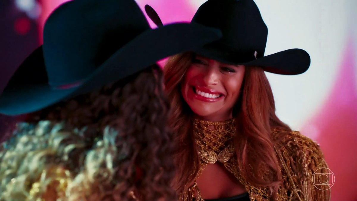 ppnandes's tweet photo. Lindas elas dizendo q se amam no palco na frente de 10 mil pessoas https://t.co/WlfAgf7egp