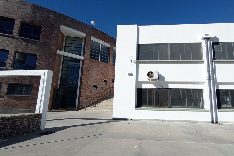 gobdecordoba's tweet photo. 🎨 En el marco de su 12° aniversario, la Escuela #ProA Capital Centro «Rebeca Guber» de #CórdobaCapital renovó integralmente sus espacios con trabajos de pintura interior y exterior coordinados por la Dirección de Infraestructura Escolar del @educacioncba.
Aulas, pasillos, comedor, fachadas y espacios comunes fueron intervenidos en una institución que forma a 172 estudiantes en Desarrollo de Software, Biotecnología y Programación. 🖥️🧬
"Pintar una escuela también es pintar nuevas posibilidades: darle luz a lo cotidiano, dignificar los espacios compartidos y recordar que aprender merece lugares que inspiren", expresó la directora Sandra Cerutti.
#HacerParaCrecer #Educación