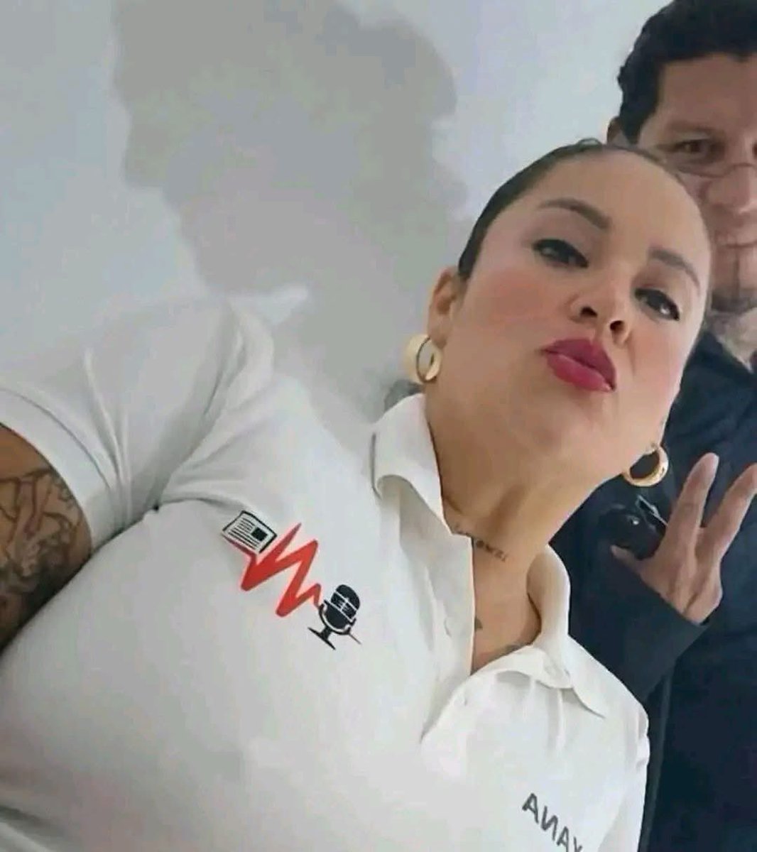 VigiaCiudadano7's tweet photo. Localizan con vida a la reportera Roxana Guzmán tras ser plagiada en Veracruz.

Coatzacoalcos, Veracruz | 4 de junio de 2026 – Fue hallada con vida la comunicadora Roxana Guzmán, reportera de Pulso Informativo, quien había sido privada de su libertad el pasado martes por un grupo de hombres armados y encapuchados en Nanchital.

La periodista fue localizada esta mañana, malherida y abandonada en un barranco de una colonia popular de Coatzacoalcos, después de permanecer más de 48 horas en cautiverio. Sus captores la dejaron en el lugar durante la madrugada o primeras horas de este jueves.
Al momento de su rescate, presentaba diversas lesiones y recibió atención inmediata. Actualmente se encuentra resguardada por seguridad.

Este caso ha generado gran preocupación en la zona sur de Veracruz por la vulnerabilidad de los periodistas en la región. Se esperan más detalles durante el transcurso del día.