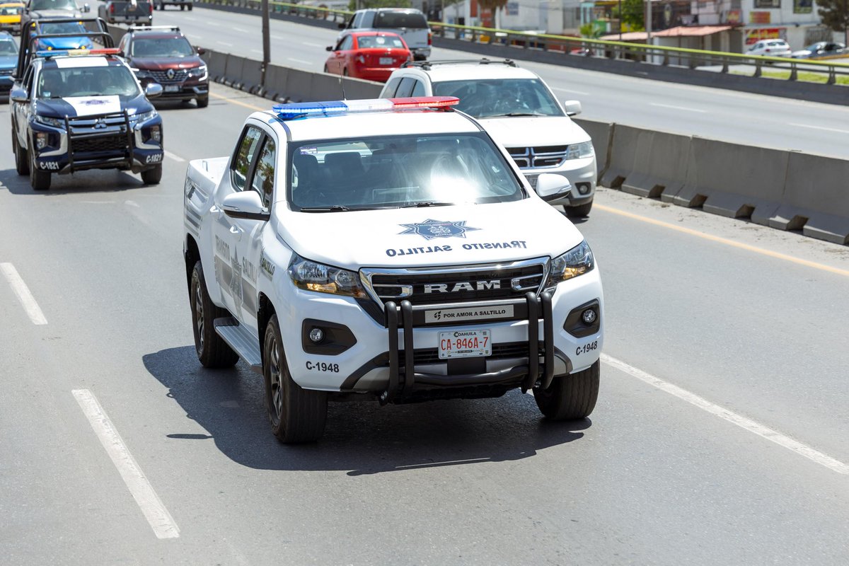 SaltilloGob's tweet photo. 🚗⚠️ ¡La seguridad vial es tarea de todas y todos!

Para prevenir accidentes y proteger la integridad de quienes circulan por nuestra ciudad, te recomendamos:
✅ Respeta los límites de velocidad y los señalamientos de tránsito.
✅ Mantén una distancia segura entre vehículos.
✅ Evita usar el celular mientras conduces.
✅ No manejes cansado ni bajo los efectos del alcohol o alguna sustancia.
✅ Utiliza siempre el cinturón de seguridad.
✅ Señaliza tus maniobras con anticipación.
✅ En caso de lluvia, reduce la velocidad y conduce con mayor precaución.
✅ Mantén tu vehículo en buenas condiciones mecánicas.

Con responsabilidad y prevención, contribuimos a una movilidad más segura para todas y todos en #Saltillo. 💪
