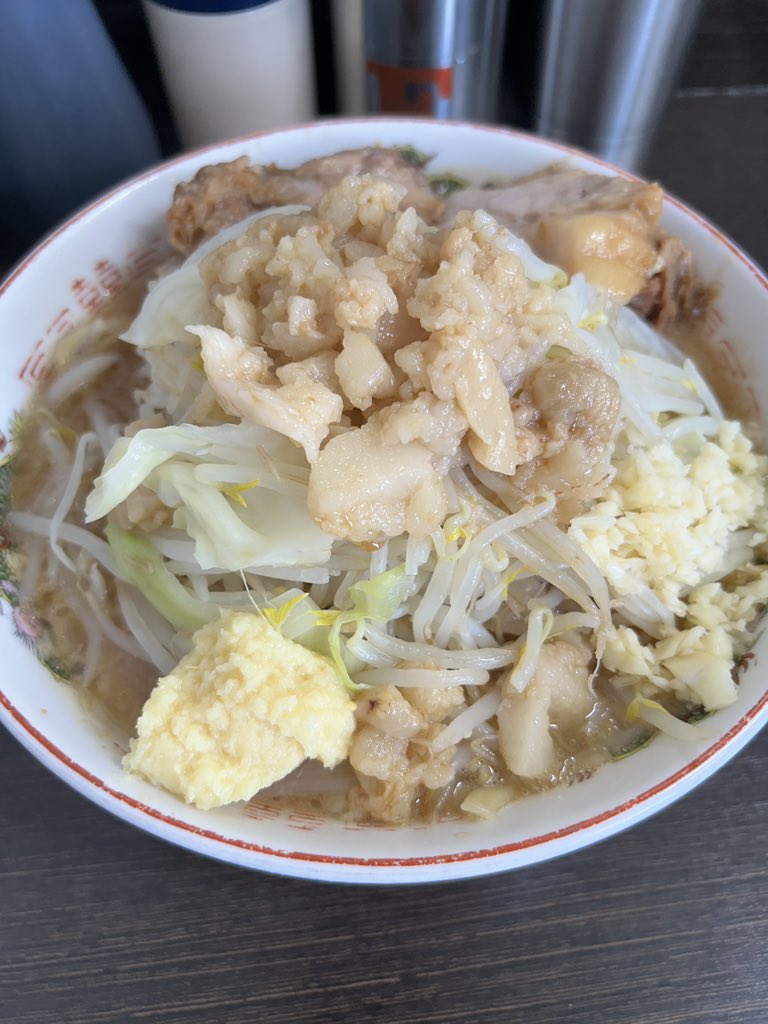 rawota2022's tweet photo. 有休の遠征。ラーメン二郎川越店。ラーメン（小）ニンニクマシアブラアレ。完全に乳化系のスープではあるが、カエシが結構立ってて面白い。ニンニクはマシても多くなかったが、ヤサイが多い。更に端豚でのお出迎えで腹パン。次回は有料トッピングも挑戦したい。 https://t.co/ahDS39wR8G