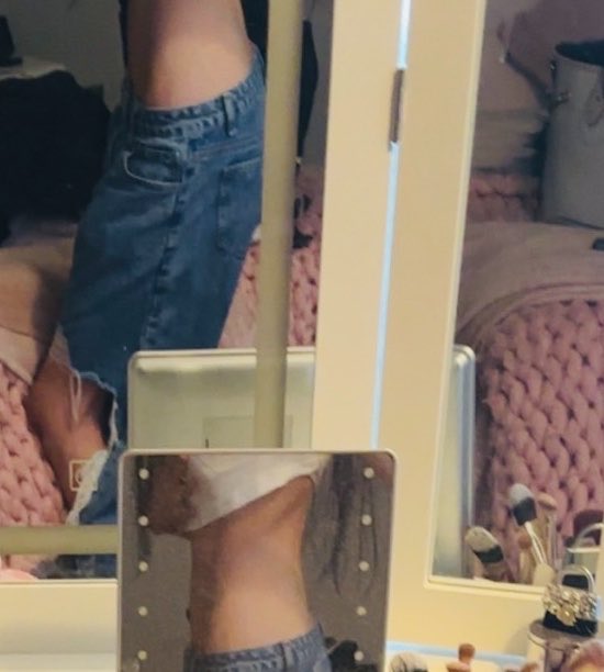 d1gituul's tweet photo. tw - I really kinda hate myself. I’m happier now and my meds make me feel good and I’m distracted from my body but like I really have fallen. Today i literally ate 2 full pizzas?? And a small half pizza in college wtf is wrong with me
here is before I let myself go (2025) https://t.co/jKIYopSkx5