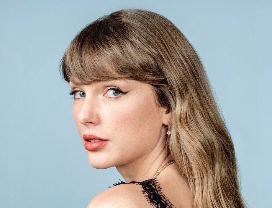 TaylorPeru13's tweet photo. 👑| Según Forbes, @TaylorSwift13 ahora posee una fortuna valuada en 2 Mil Millones de dólares, basado solamente en si carrera como músico artista! https://t.co/QdzKz07af4