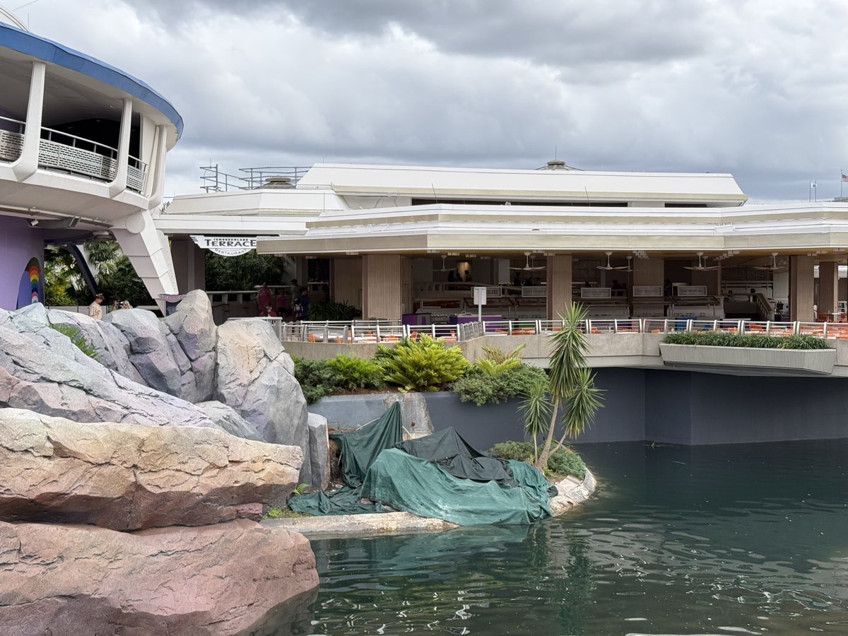GreenCheetah99's tweet photo. Update: this awesome structure at the entrance of Tomorrowland has been sadly demolished https://t.co/TwzXzuuinD