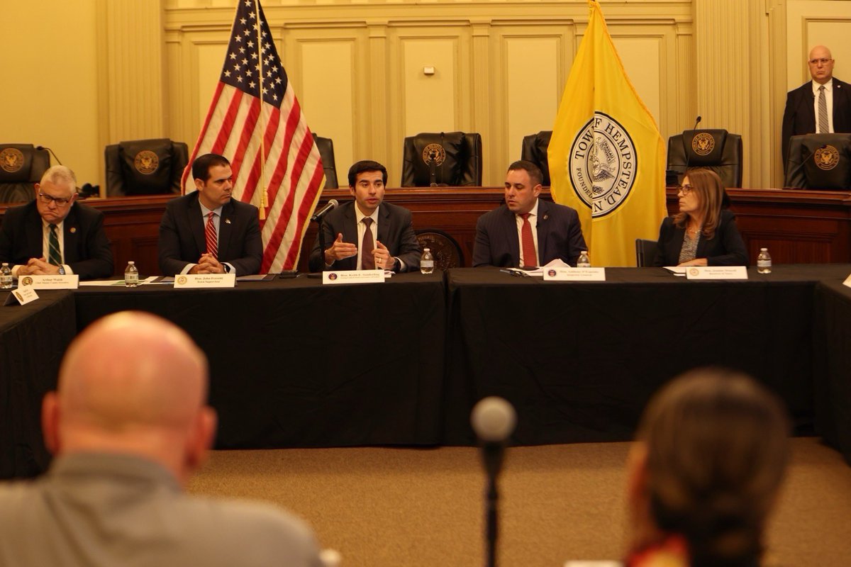Sonderling47's tweet photo. Today, @USLaborIG Anthony D’Esposito and I joined local leaders from across Nassau County for a roundtable discussion on the opportunities and challenges facing New Yorkers.

At @USDOL, we know that strong partnerships between local, state, and federal leaders are essential to supporting workers, growing our economy, and delivering results for the American people.

Hearing directly from those on the front lines helps ensure the federal government remains responsive, effective, and focused on the needs of American communities. 🇺🇸

📍 Hempstead, NY