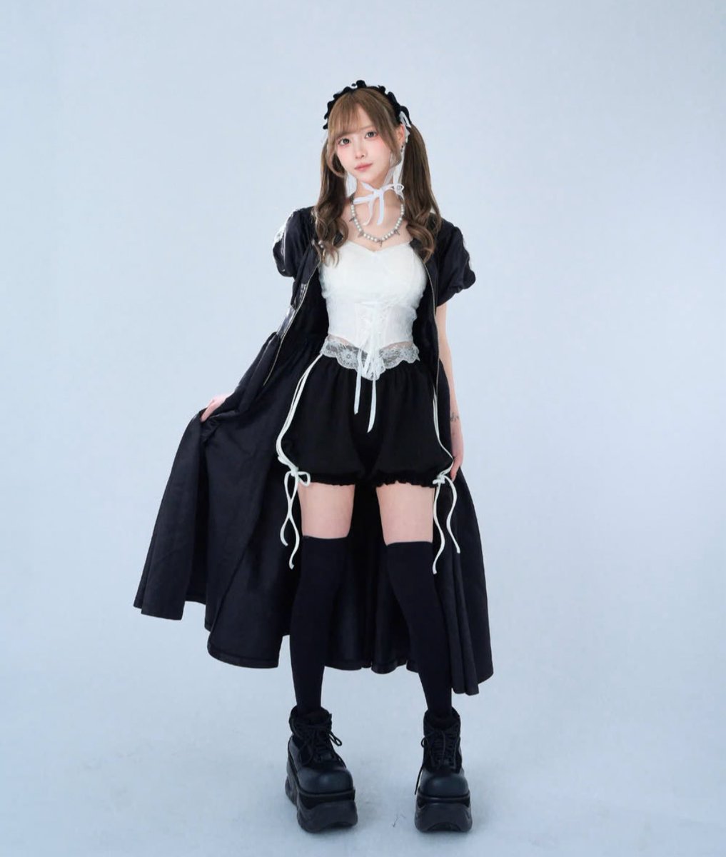 anonenone_jp's tweet photo. 平均身長基準〜どちらも楽しめる絶妙な具合で制作してますが、高身長モデルさんと撮影するとウーンもっと丈ほしかったよね…と思うのでよくわかります🥲ちなみにこちらは夏物ということで長袖ver.のようなマキシ丈ではなくミモレ丈を目指しました！168cmのモデルさんがS-Mサイズを厚底着用でこんなかんじなので良い丈感かなと思います🔥2サイズ展開にしたのでL-XLはもう少し長いです💪🏻
(よくいただくご意見なので引用させていただきました！)