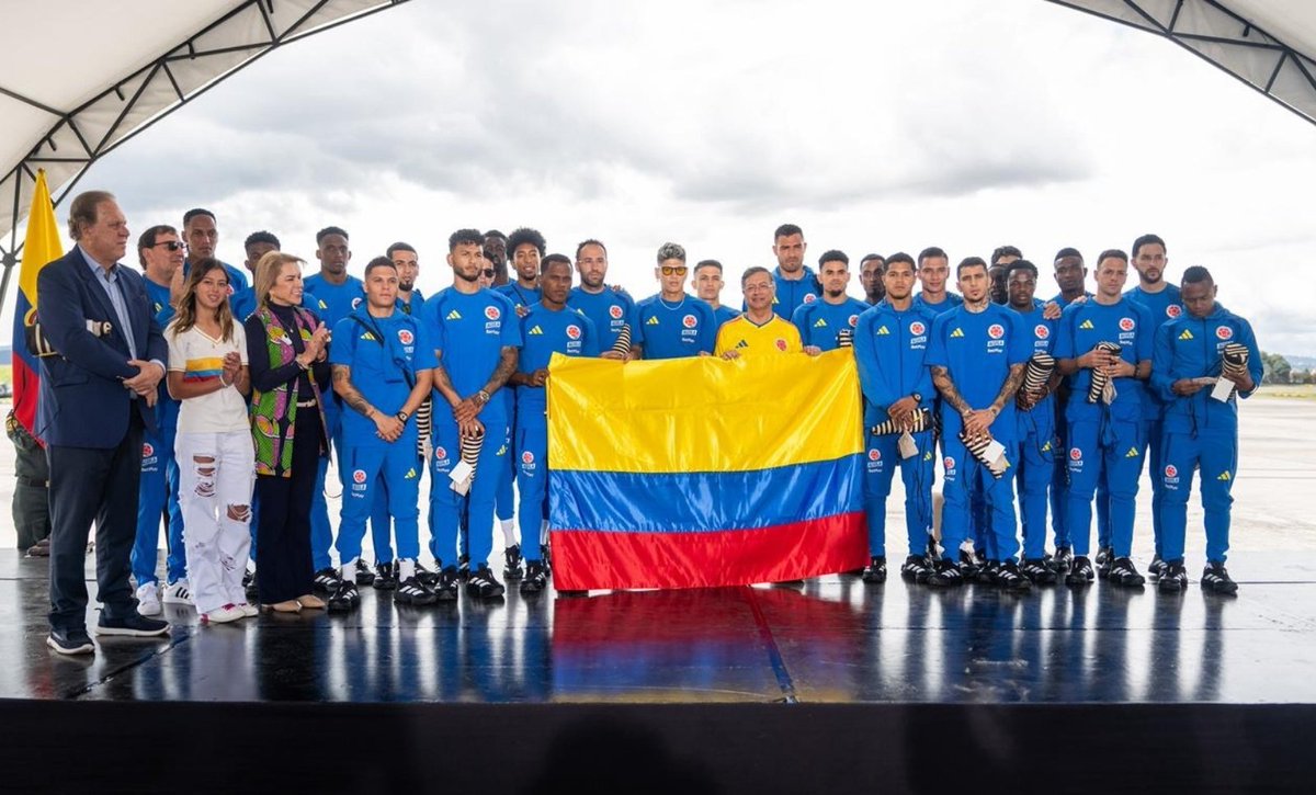 ToroDeArena's tweet photo. La cara de aburrimiento y pereza que tiene la Selección Colombia con Petro es para enmarcar! 

Ser presidente es una cosa, pero tener el respeto y la admiración del país es otra

Y este pais te aborrece Gustavo Petro https://t.co/3skLFsduMc