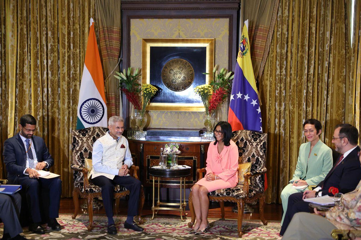 LAConviasa's tweet photo. La Presidenta (E) de la República Bolivariana de Venezuela @delcyrodriguezv acompañada de la Min. de Transporte @JacquelinePSUV se reunió con el Primer Ministro de la India, Narendra Modi. A la agenda se sumó el encuentro con el canciller Subrahmanyam Jaishankar. https://t.co/VkHAThDO1R