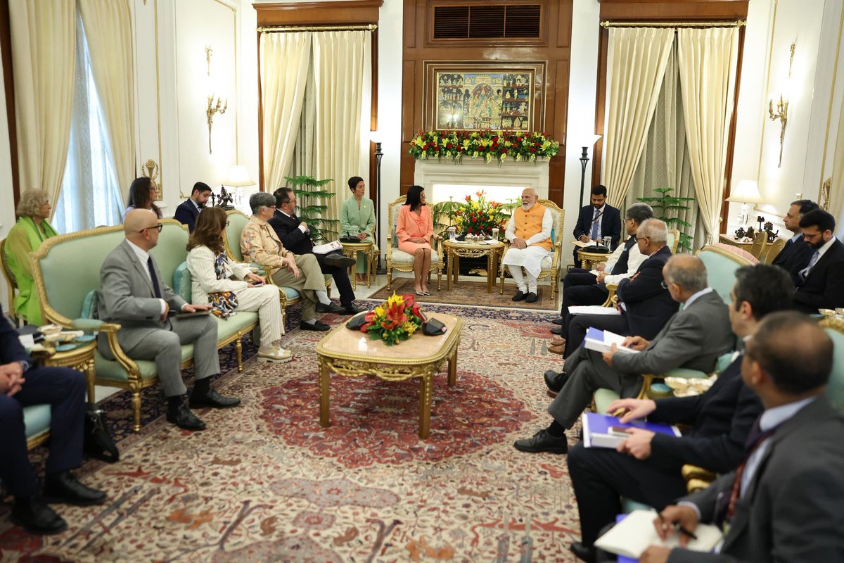 LAConviasa's tweet photo. La Presidenta (E) de la República Bolivariana de Venezuela @delcyrodriguezv acompañada de la Min. de Transporte @JacquelinePSUV se reunió con el Primer Ministro de la India, Narendra Modi. A la agenda se sumó el encuentro con el canciller Subrahmanyam Jaishankar. https://t.co/VkHAThDO1R