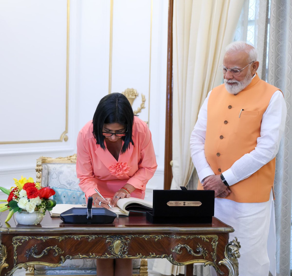LAConviasa's tweet photo. La Presidenta (E) de la República Bolivariana de Venezuela @delcyrodriguezv acompañada de la Min. de Transporte @JacquelinePSUV se reunió con el Primer Ministro de la India, Narendra Modi. A la agenda se sumó el encuentro con el canciller Subrahmanyam Jaishankar. https://t.co/VkHAThDO1R