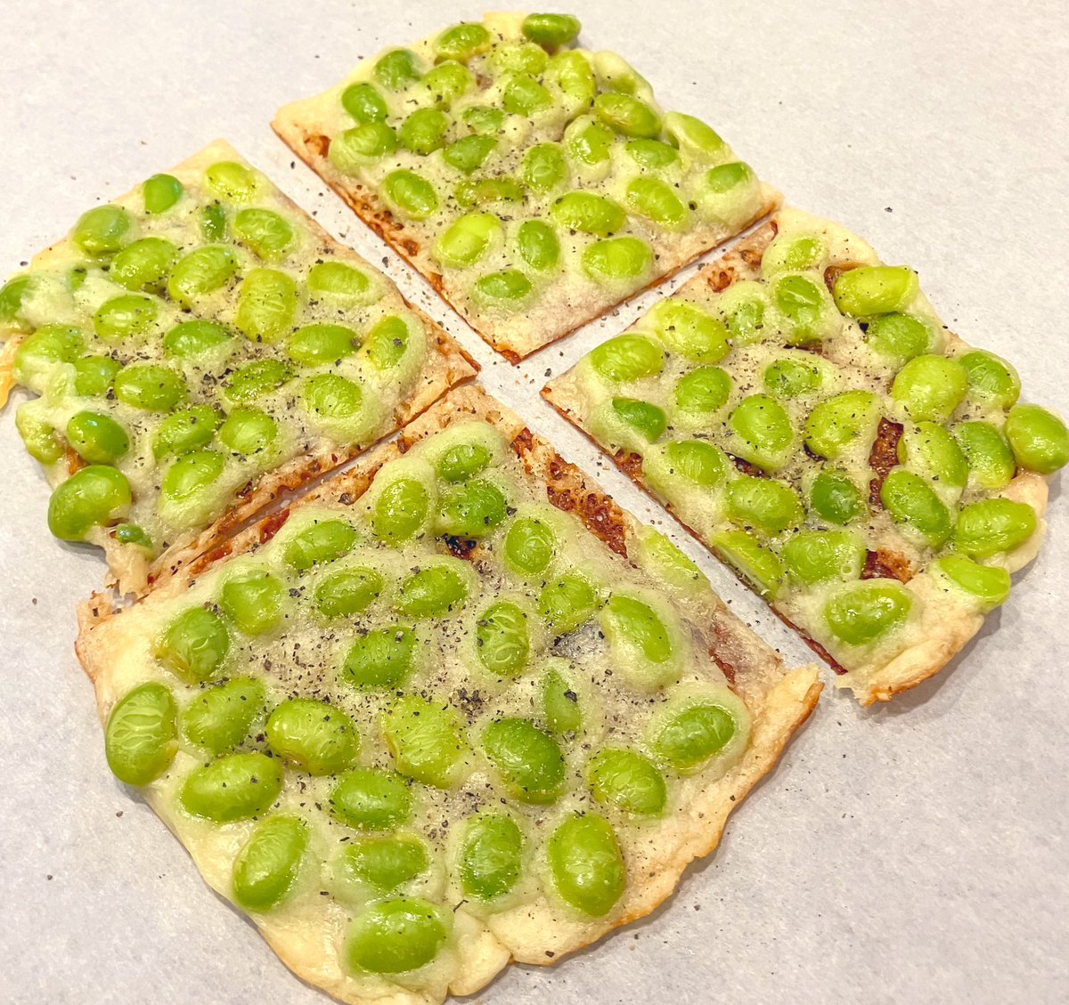 iwasakifarm's tweet photo. スライスチーズに枝豆をのせ、中火でじっくり焼いて黒胡椒をアクセントに。チーズの香ばしさに枝豆の甘みがマッチする一品 https://t.co/Ikft7wxmWd