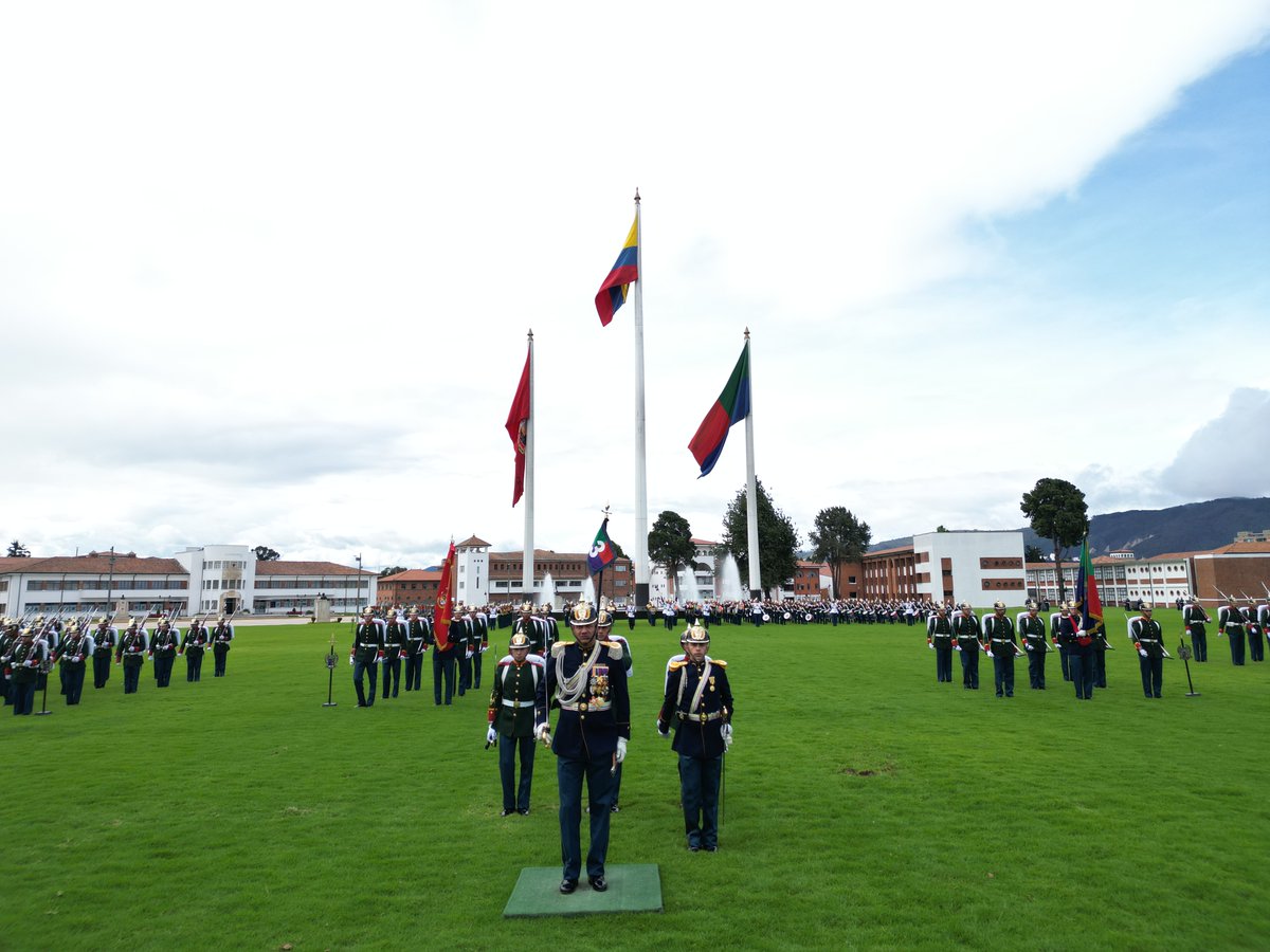 ESMIC_EJC's tweet photo. #EducaciónMilitar|| Las ceremonias militares preservan las tradiciones, fortalecen el espíritu de cuerpo y exaltan los valores que distinguen a nuestros soldados.

Cada acto ceremonial representa el respeto por la historia institucional, el reconocimiento al mérito y el compromiso permanente con el servicio a la patria. Son espacios donde el honor, la disciplina y la lealtad cobran especial significado.

En la #ESMIC, las ceremonias fortalecen la identidad militar y reafirman el legado de quienes se preparan para liderar con el ejemplo.