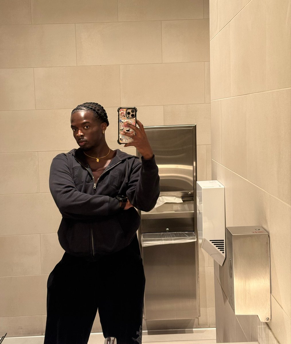 fuhtat's tweet photo. love me a good hotel bathroom mirror 🪞 https://t.co/JU6WeyWvwJ