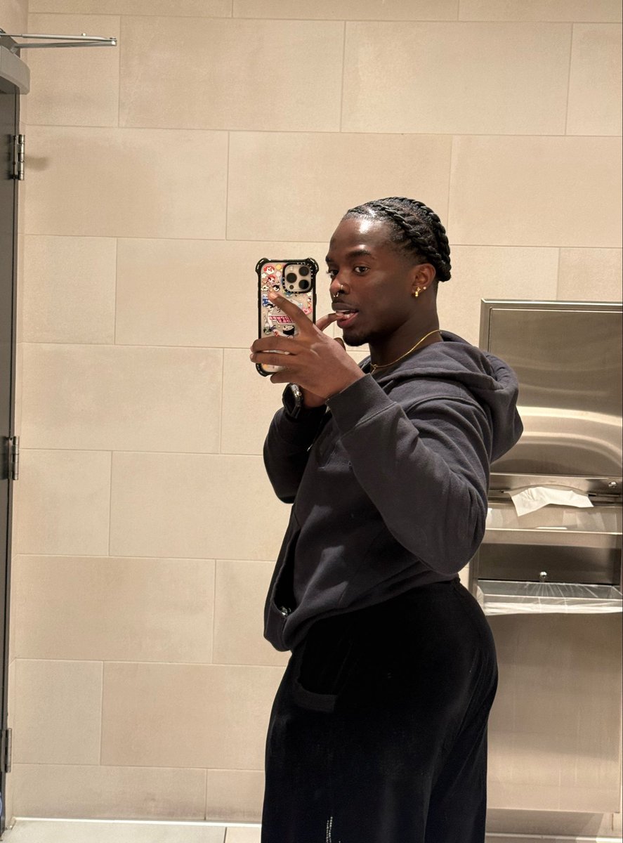 fuhtat's tweet photo. love me a good hotel bathroom mirror 🪞 https://t.co/JU6WeyWvwJ