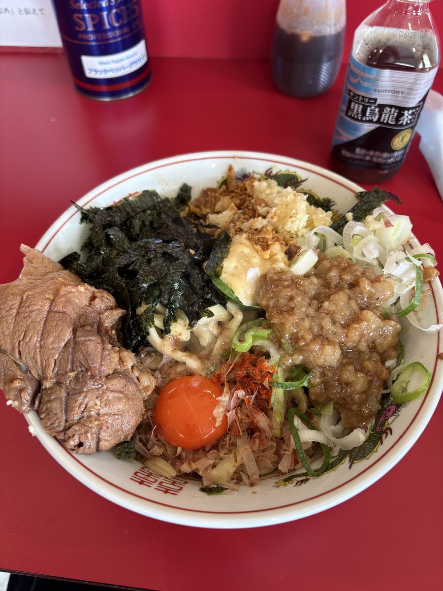 rocket5715k's tweet photo. ラーメン英二（北府中）
汁なし（コール全部）🍜
今まで食べた中で1番ワシワシ、コシのある麺😳トッピングの色んな具材と混ぜると悪魔的美味さに😈豚も脂身少なめで分厚くて最高👍ラストはブラックペッパーをかけてジャックフロストからキングフロストに変化させて完食🙏ヒーホー⛄️ https://t.co/euFWACkGjJ