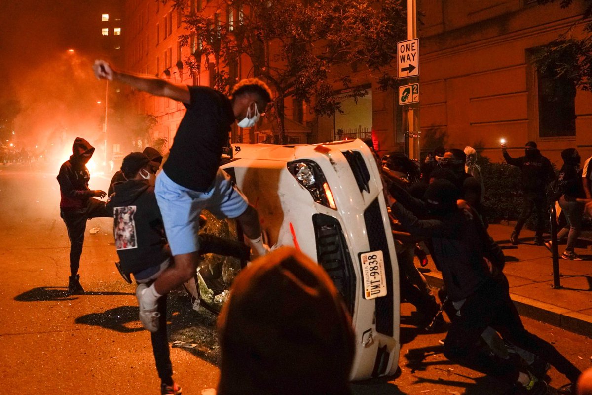 HiThere144's tweet photo. @AlfonsoBonzo @KonstantinKisin well let me give you some context for that symbolic gesture, now that you're all worried about the right-wing plastic garbage bin attacks against officers which are very serious offenses https://t.co/suPzkMLFkt