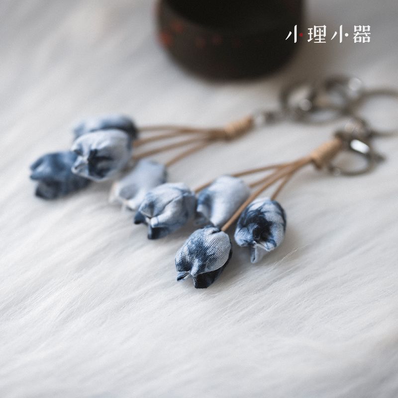 leiaabruggemann's tweet photo. Just finished this cute fabric scrap flower keychain  Perfect for sprucing up my bag u0026 using up leftover craft bits! Who else loves small, useful DIY projects https://t.co/e5EA6YBBlu