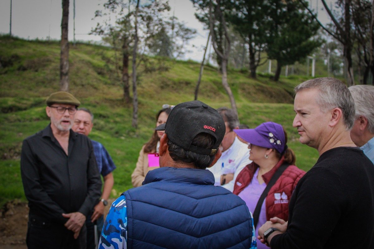 servimetcdmx's tweet photo. El día de hoy, el Director General  de SERVIMET @carlosmgturismo y su equipo, en cercanía con el Gobierno de la @AlcaldiaAO , colocaron el primer tramo de césped para la rehabilitación de las canchas de fútbol ubicadas en Alameda Poniente. ⚽️👏🏻 https://t.co/a4BTzI4D4v