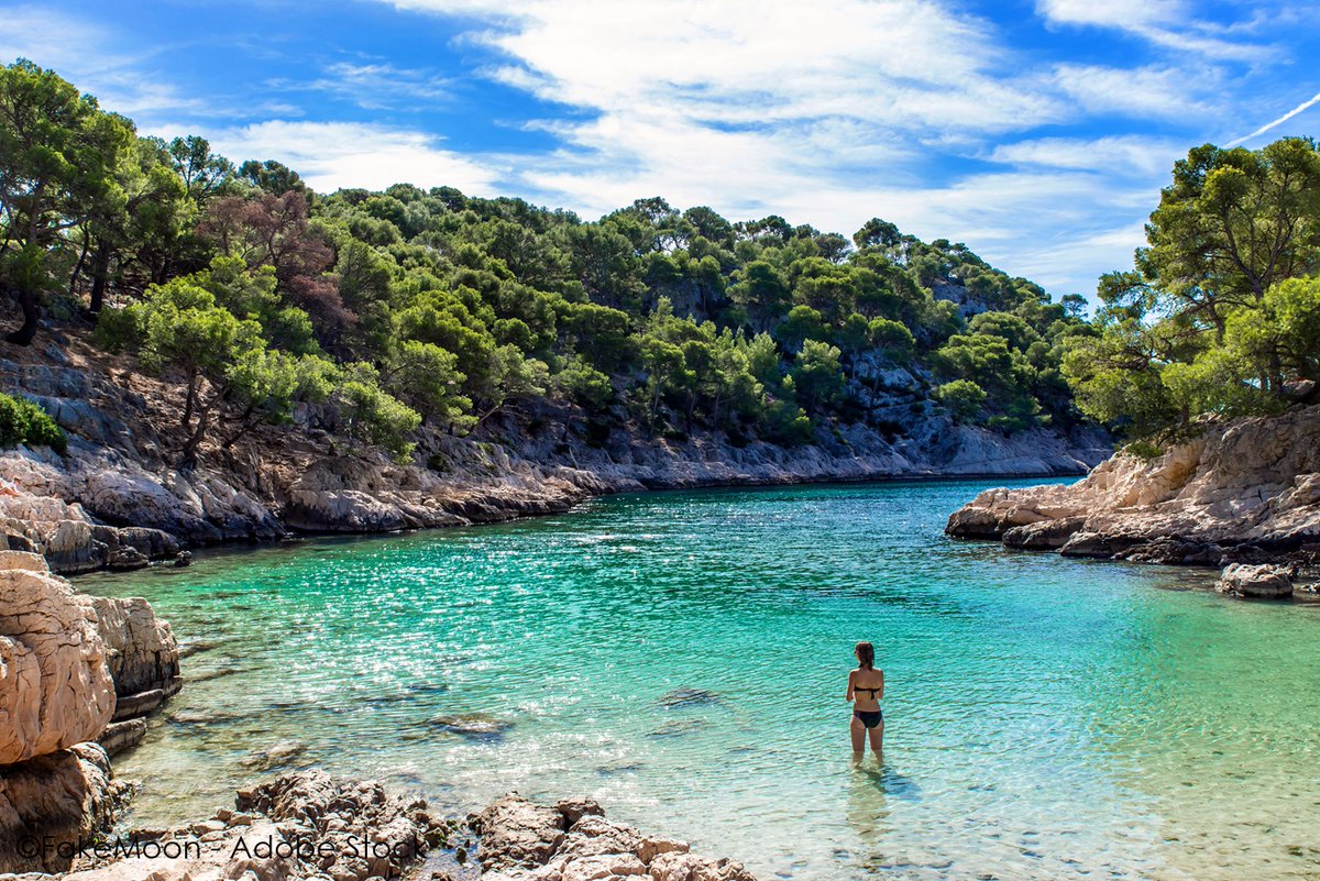 ExploreFranceJP's tweet photo. 🇫🇷白い断崖とエメラルドブルーの海へ🌊☀️

マルセイユとカシの間に広がるカランク国立公園は、地中海を代表する絶景スポットのひとつ。

切り立った白い石灰岩の断崖と、透き通った青い海が織りなす風景はまさに自然の芸術作品✨

ハイキングやボートで訪れる入り江では、都会のすぐそばとは思えないほど豊かな自然に出会えます。

初夏の陽光に輝く地中海の風景を訪ねてみませんか🌿

#ExploreFrance