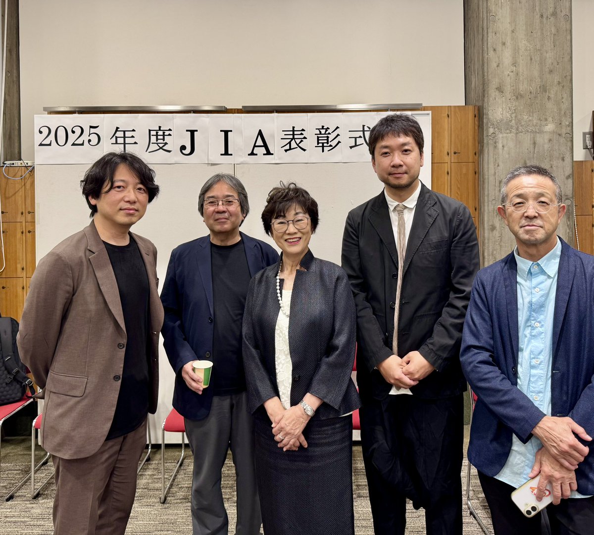 ryumitarai's tweet photo. この度「暖居」にて
JIA日本建築家協会優秀建築賞を受賞しました。
施主の遠山さん始め、協力頂いた皆さま、審査員の先生方に御礼申し上げます。
そして同じく受賞された伊東事務所の先輩方と一緒にこの場に立てたこともとても嬉しかった。
ありがとうございました。 https://t.co/1lqNBrwBaX