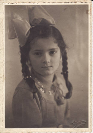 AuschwitzMuseum's tweet photo. 5 June 1933 | Dutch Jewish girl, Hilde Münz, was born in Heerlen.

She was deported to #Auschwitz from #Westerbork in August 1942. She was murdered in a gas chamber after arrival selection.
---

▶ Video about the first two gas chambers created near Auschwitz II-Birkenau: https://t.co/KArryHBbea