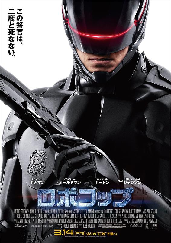 gizmoworkscojp's tweet photo. 『ロボコップ』（2014）

1ドルで楽しむべ

なんて要素は1ミリも無いマジメな作りだが、あのポール・バーホーベンの強烈な傑作『ロボコップ』の2014年のリメイク。だからさどうしてもオリジナルと比べられてしまう時点で負け戦ではあるけれども、観てる限り制作側はかなり気合いを入れたんじゃないかと思われる出来栄え

冒頭の中東でのアクションシーンから、あれ��の映画良くね？と思わされ全体的にアクションシーンはスピーディーかつリアルで好き。テーマもAIと人間性、ドローン、監視社会など現代風にうまく絡めてる。何か色々言われたロボコップのデザインも黒くてスタイリッシュで映画観たらカッコいいと思えるし新デザインのED209も俺は好きだぞ。オリジナル原理主義者だったけど俺は気に入ったね。⭐︎4.0!!