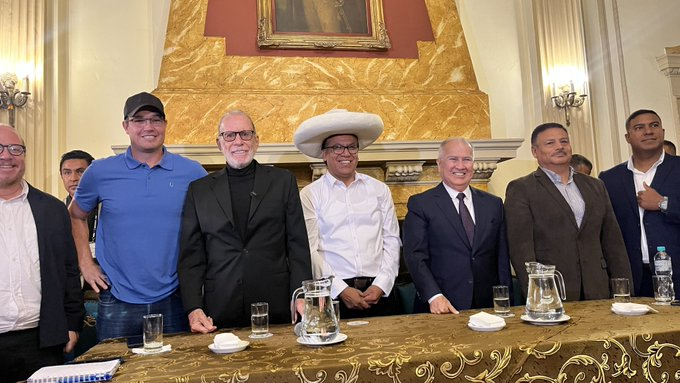 Mataryell's tweet photo. Finalmente Ricardo Belmont aparece junto a Roberto Sánchez y llama a votar por el. Esta es la peor semana para Keiko Fujimori. https://t.co/OY5hOjHwxa