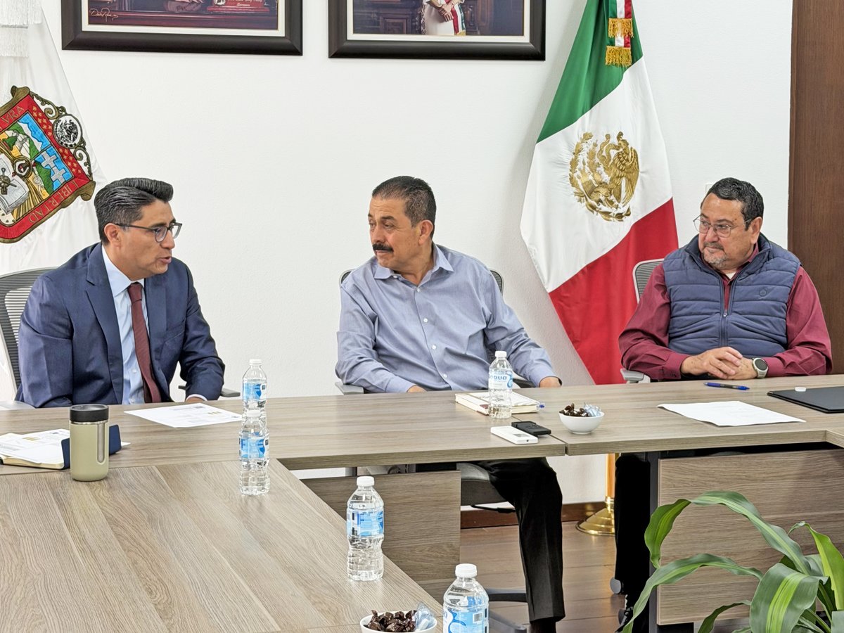 SeducEdoMex's tweet photo. 🤝 El Srio. Miguel Ángel Hernández Espejel, sostuvo una reunión con el titular de la @CJ_Edomex, Jesús George Zamora. 
En este encuentro, sumamos esfuerzos y coordinamos acciones institucionales para fortalecer el marco normativo de la educación #MediaSuperior. 

#ElPoderDeServir https://t.co/rs6Ei1HRx3