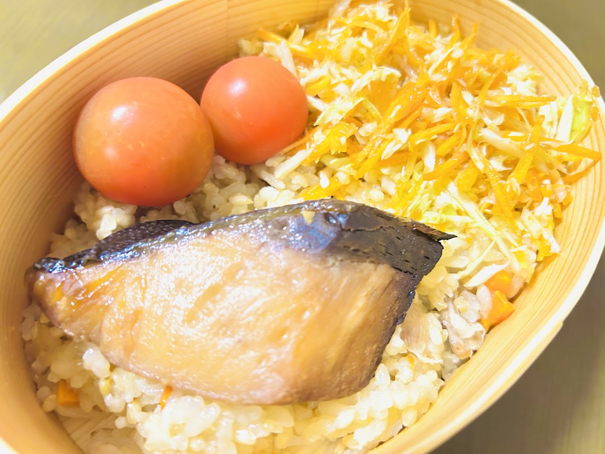 udlbb's tweet photo. 鰤の照り焼き
ニンジンサラダ
トマト
炊き込みご飯

#お弁当 #お弁当記録 #料理好きな人と繋がりたい #曲げわっぱ #お弁当作り #お弁当作り楽しもう部 https://t.co/iikmraz5Gu
