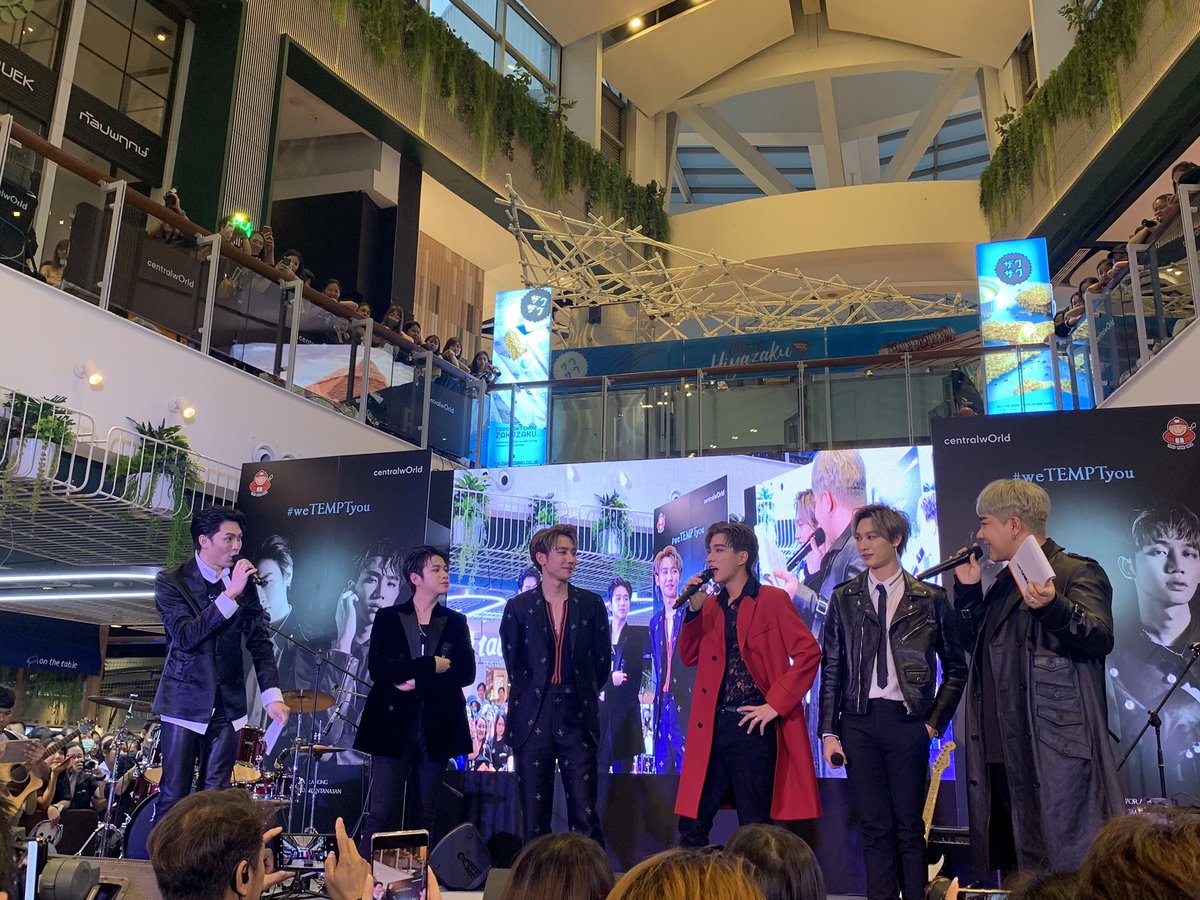 real__fn's tweet photo. #PerthTanapon #KDPPE #Fourthnattawat 

"Kalau ditarik ke masa saat aku berusia 15 tahun, sekitar 6 atau 7 tahun yang lalu, sebenarnya dia adalah idolaku. Aku pernah datang ke sebuah acara, dan kak Perth tampil di sebuah mal. Dia memainkan gitar dan terlihat sangat keren!! Aku sampai berpikir, 'Kenapa orang ini karismatik dan keren banget ya?'"

Jika 7 tahun yang lalu, berarti bisa saat Perth sedang Debut Show Case dengan boygroup nya yaitu TEMPT pada tanggal 24 Juli 2019 😍

Kalian bisa cek pake HT 👉🏻   #TEMPTDebutShowcaseXTaokaenoi 
tapi waktu itu sebagian ada yang salah pake ht juga  👉🏻 #TEMPTDebutShowcasaXTaokaenoi