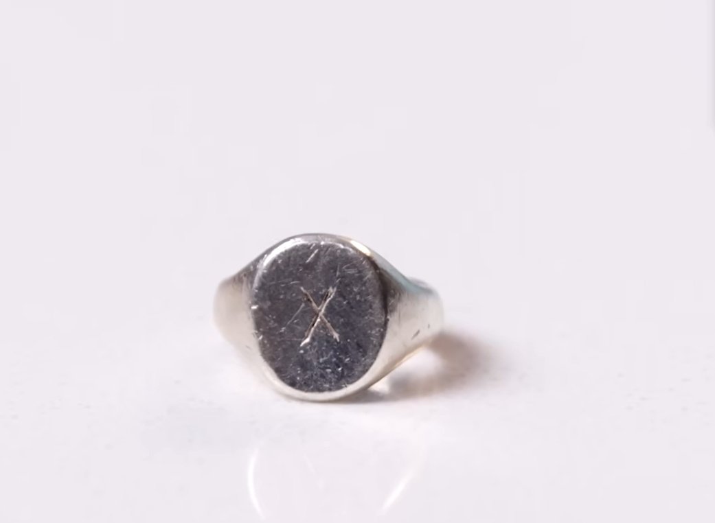 niallontours's tweet photo. "This barely leaves my hand, this ring was given to me as a gift by my girlfriend on our first or second year anniversary...I've had a few times where I've left it in hotels and had to like call back and get them to mail it to me cause I've freaked out"- Niall https://t.co/ibChx4vPKm