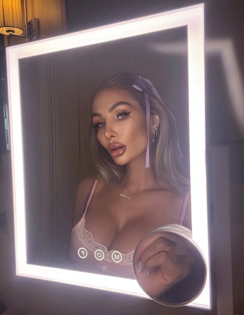 AnnabelleMusing's tweet photo. Getting glammed up for tonight💄✨ https://t.co/wYJ3VlJ8gK