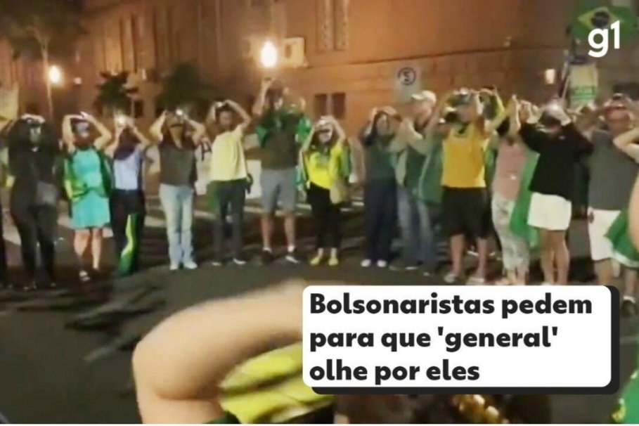 Fasousa3's tweet photo. @Baptista3010 @odanielscott Acho que era "leite de pera" conforme dizem por aí! Mas independente do líquido,  só quis mostrar o nível dos rezadores de pneu, rasgadores de havaianas, e amigos de ETs. Vcs são doentes! Vai dizer que essa cena abaixo é fake tbem? https://t.co/tjQYWGtgWv