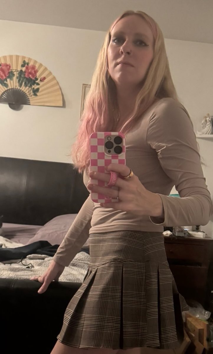 debsyogaof's tweet photo. Want my attention?
Listen well, be sweet,
and bring me a Tito’s cranberry. https://t.co/UqKp42nYLB