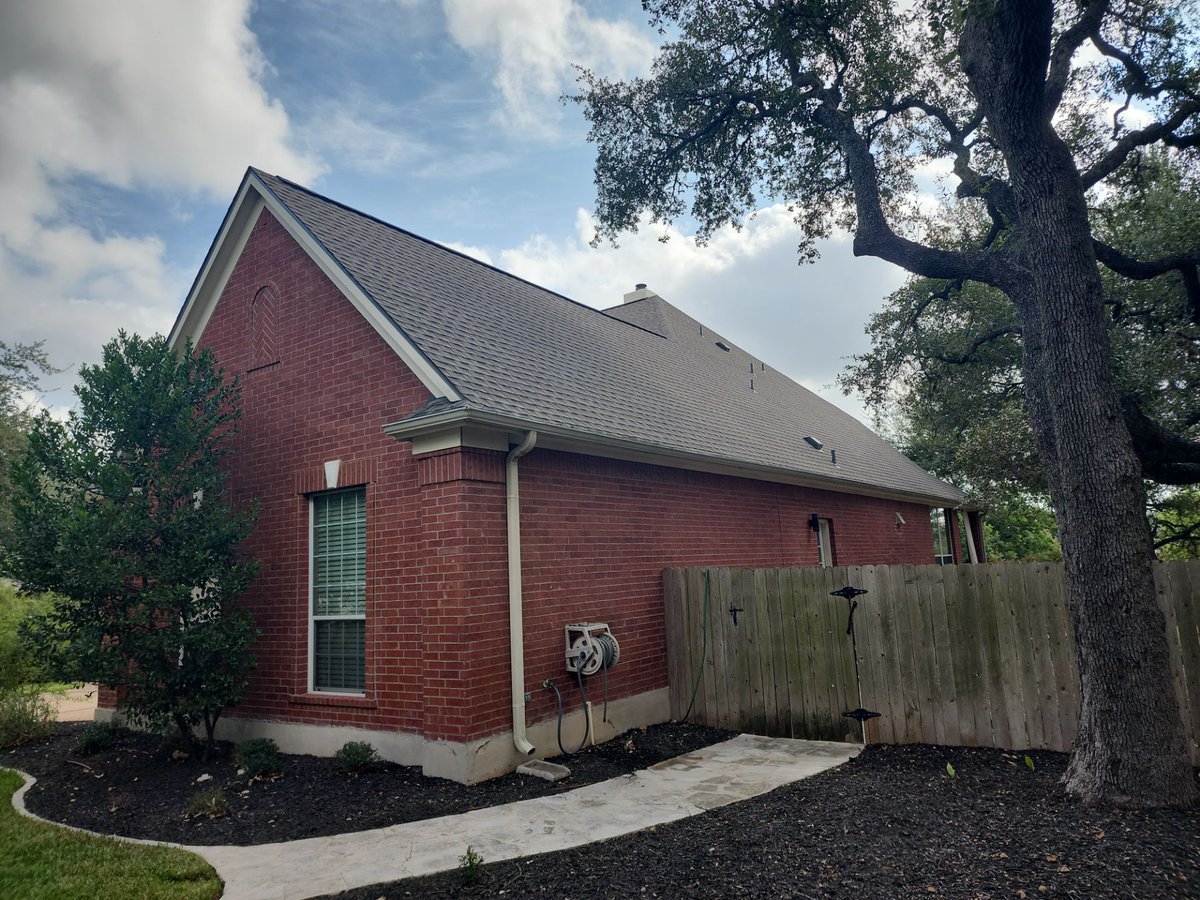 DBuilderRoofing's tweet photo. We completed a full roof replacement in Barton Creek.

If you need a roof inspection, roof replacement, roof repair, hail damage inspection, or storm damage assessment in Barton Creek, 78735, 78746, Westlake, Lost Creek, Oak Hill, or Austin, Driftwood Builders Roofing can help. https://t.co/K60fJqsK49