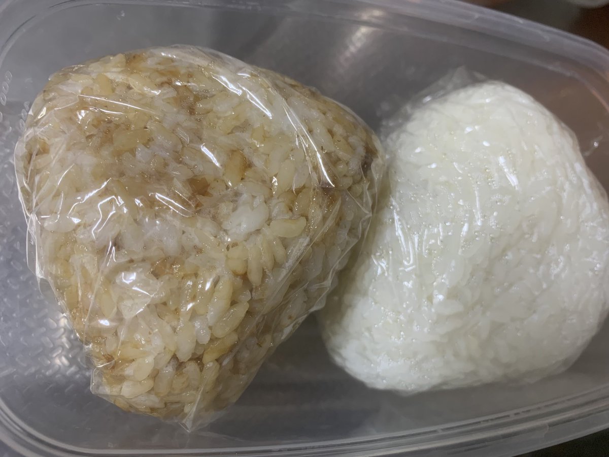 cami_twitch's tweet photo. 最近また米炊いてるからおにぎりを作って出勤する日々を過ごしている٩( 'ω' )و今日はしゃけとおかかー
まぁ昼用じゃなくて朝食べるんですけどね！

あと、なんだかんだ洗い物とか配信とか仕事とかを理由に配信後…仕事から帰ったら…とか後回しにして溜めてたけど、ちゃんと都度やることにした今日この頃。

配信時間数とかは変えるつもりはないけど、もう少し人間になろうかなと思ってみたりしてる٩( 'ω' )و

今日は金曜日ー！今週も最後みんながんばってこー！