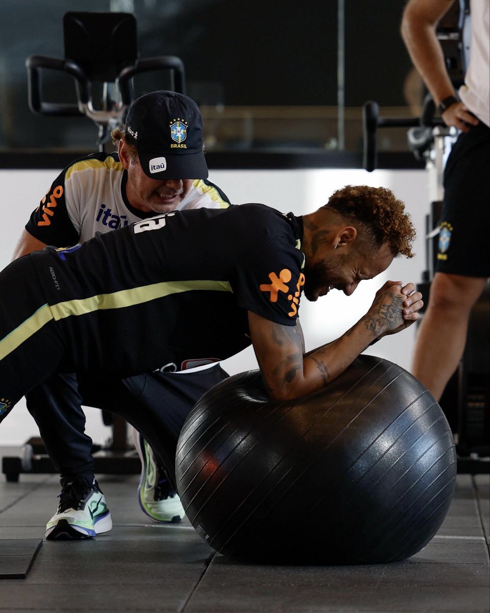 TouchlineX's tweet photo. 🚨 𝗡𝗘𝗪: Neymar working on his recovery with Brazil. https://t.co/gmWxuEzwph