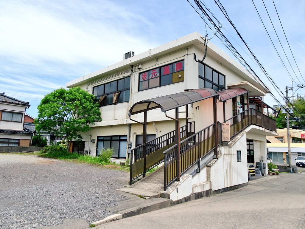 ELEFAN06's tweet photo. 鹿児島市の「坂元温泉」。公衆浴場は2階にある。浴槽は3つに分かれており､左側は源泉浴槽で45℃。中央は気泡風呂で41℃。右側は水風呂。薄淡茶褐色微濁で弱土類味がある。奥の扉の中は源泉ミストサウナ。源泉かけ流しで湯気充満。扉の下から出てくる湯が超熱い😆。床に付着した析出物もイイ感じ。 https://t.co/wwPmD18sJz
